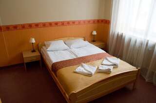Отель Hotel Iskra Жешув Двухместный номер с 1 кроватью или 2 отдельными кроватями-1
